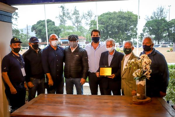 Hélio Pessoa cercado por dirigentes e amigos em sua merecida homenagem (Luis Ruas)