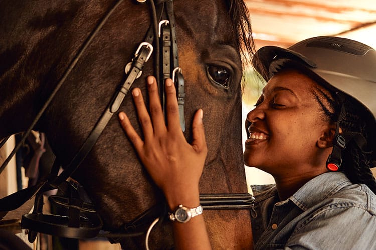 Você ‘fala de bebê’ com seu cavalo? Ela te ouve