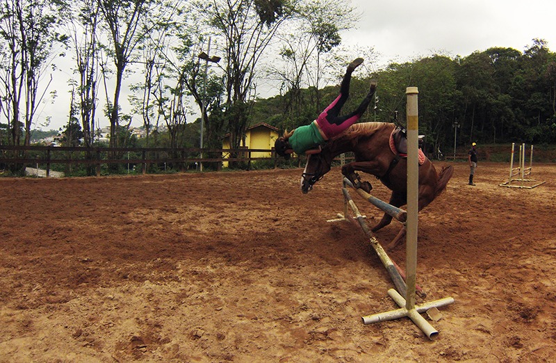 Voltando com o cavalo após a queda