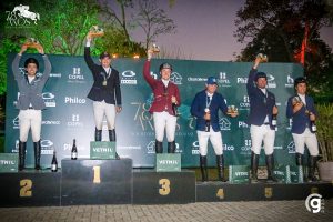 Comemoração no pódio do GP, a 1.55m, no 78º Aniversário da Hípica Paranaense (Grace Cambraia)